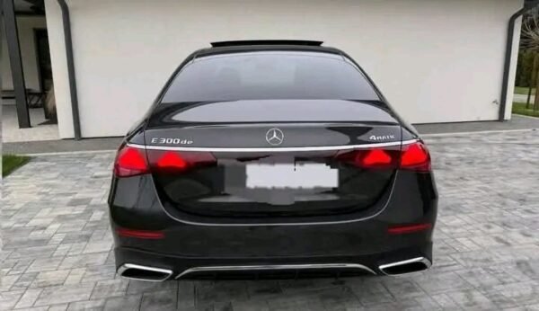 Mercedes-Benz E-Class 300 – Image 30