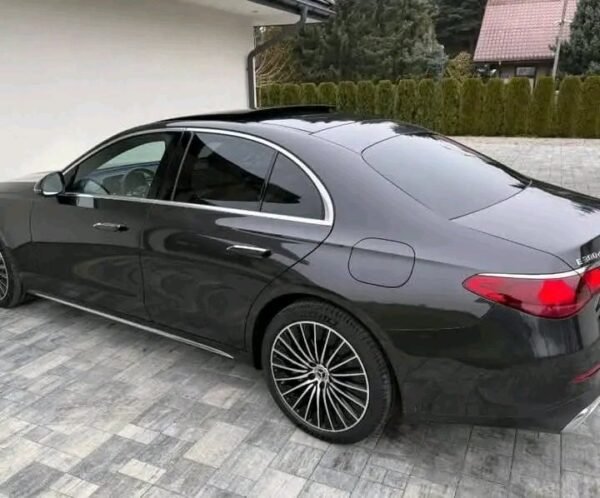 Mercedes-Benz E-Class 300 – Image 18