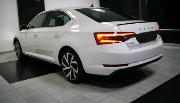 Skoda Superb 2.0 – Image 22