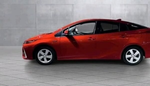 Toyota Prius plug-in hybrid Style - Image 2