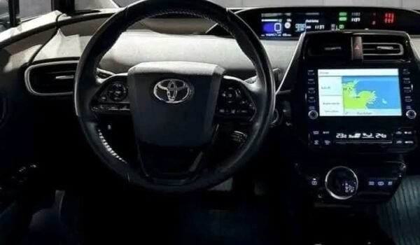 Toyota Prius plug-in hybrid Style - Image 5