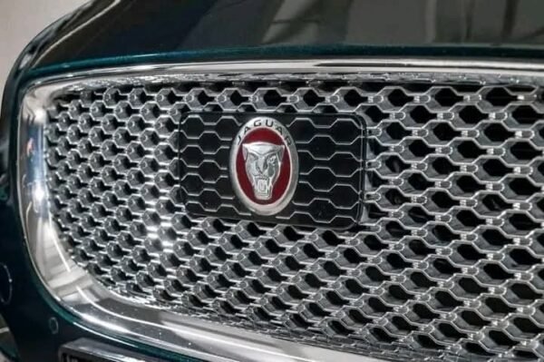 Jaguar XE - Image 13