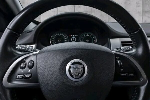 Jaguar XF - Image 24