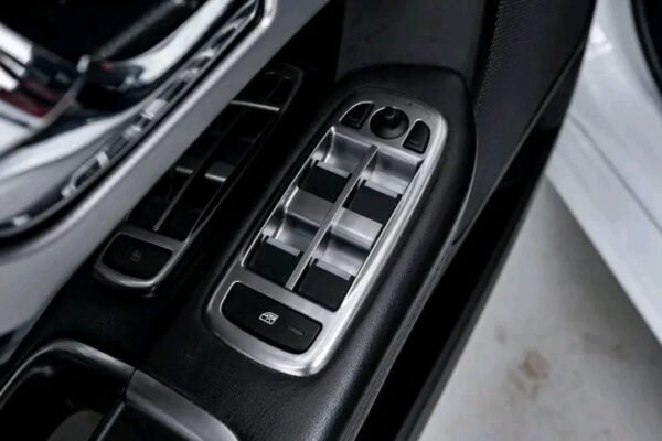 Jaguar XF - Image 23