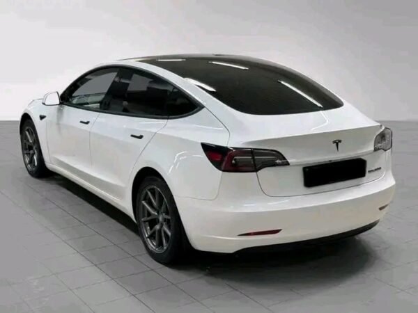 Tesla model 3 – Image 20