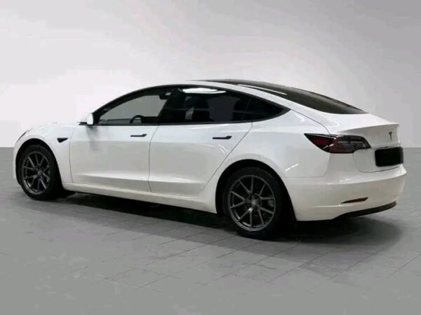 Tesla model 3 – Image 19