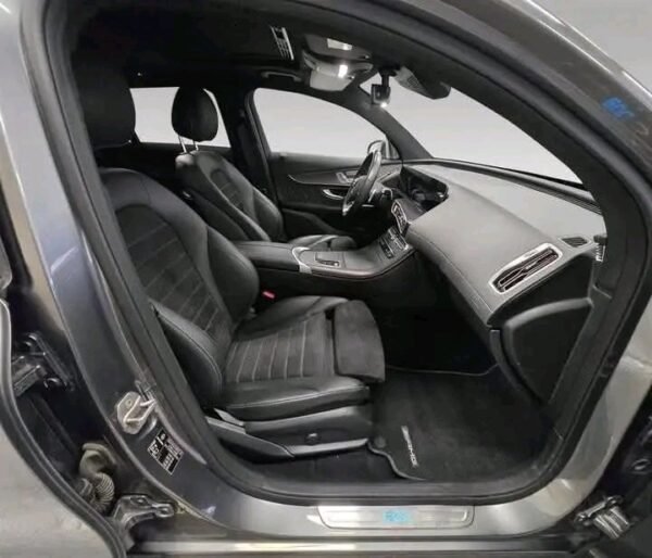 Mercedes-Benz EQC 400 4MATIC AMG – Image 9