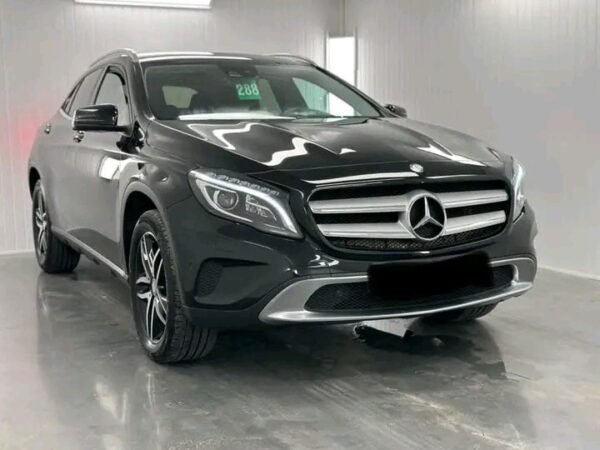 Mercedes-Benz GLA 220d Bi-Xenon – Image 4