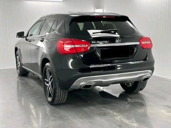 Mercedes-Benz GLA 220d Bi-Xenon – Image 30