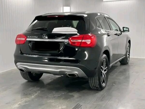 Mercedes-Benz GLA 220d Bi-Xenon – Image 29