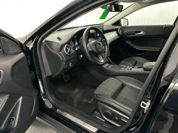 Mercedes-Benz GLA 220d Bi-Xenon – Image 18
