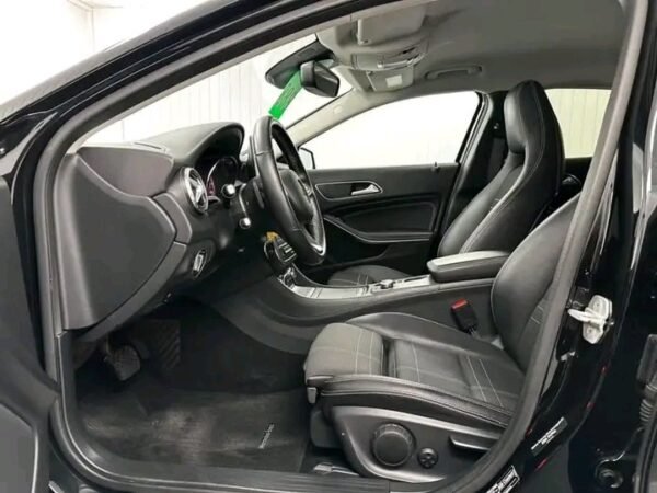 Mercedes-Benz GLA 220d Bi-Xenon – Image 15