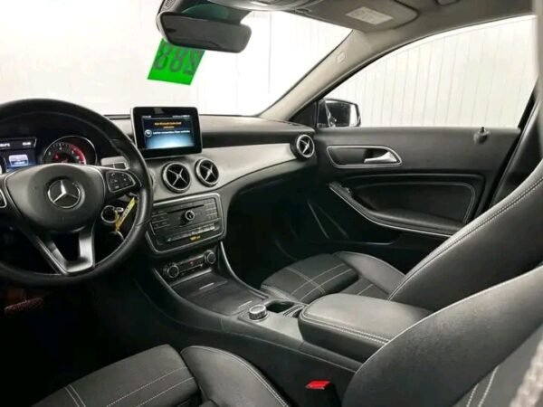 Mercedes-Benz GLA 220d Bi-Xenon – Image 10