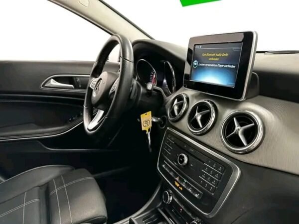 Mercedes-Benz GLA 220d Bi-Xenon – Image 22