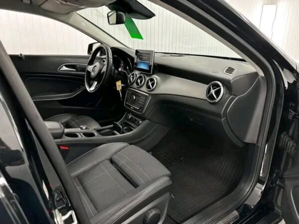 Mercedes-Benz GLA 220d Bi-Xenon – Image 17