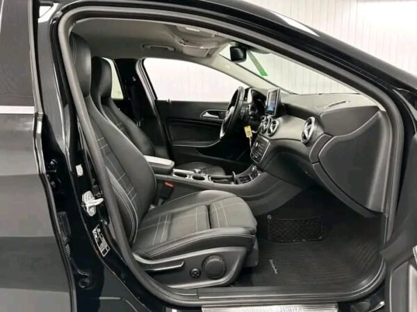 Mercedes-Benz GLA 220d Bi-Xenon – Image 9