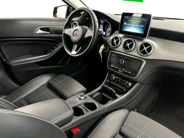Mercedes-Benz GLA 220d Bi-Xenon – Image 12