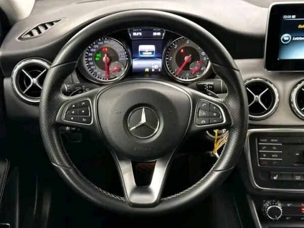 Mercedes-Benz GLA 220d Bi-Xenon – Image 21