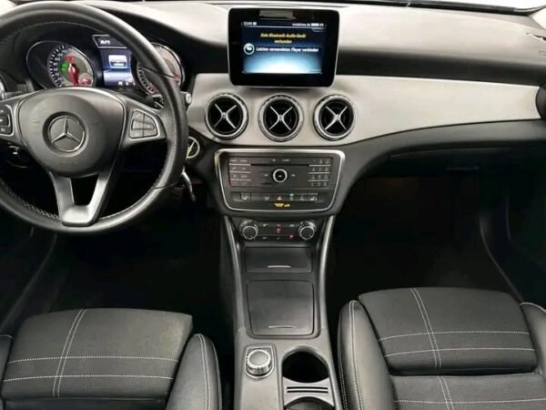 Mercedes-Benz GLA 220d Bi-Xenon – Image 24