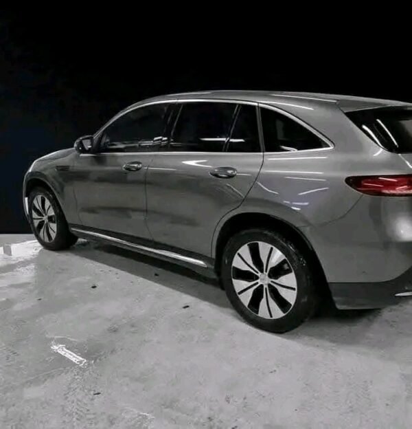 Mercedes-Benz EQC 400 4MATIC AMG – Image 14