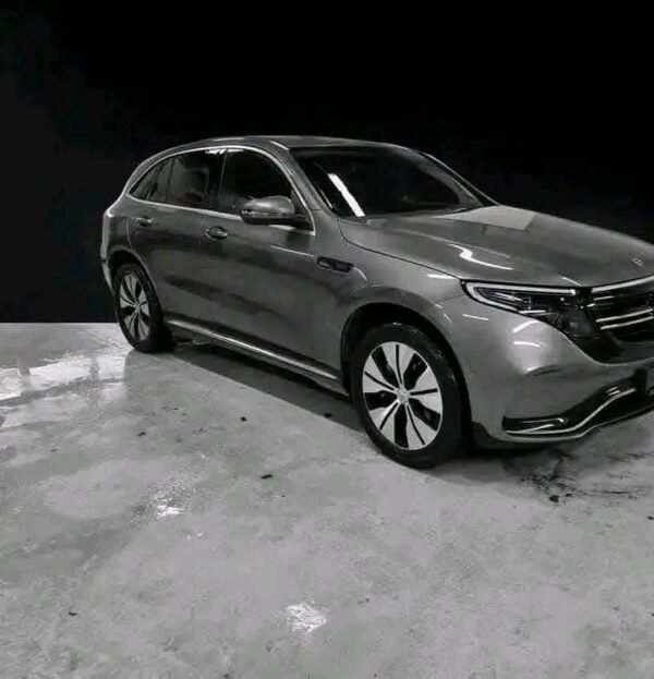 Mercedes-Benz EQC 400 4MATIC AMG – Image 12