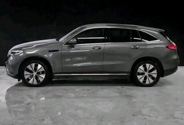 Mercedes-Benz EQC 400 4MATIC AMG – Image 11