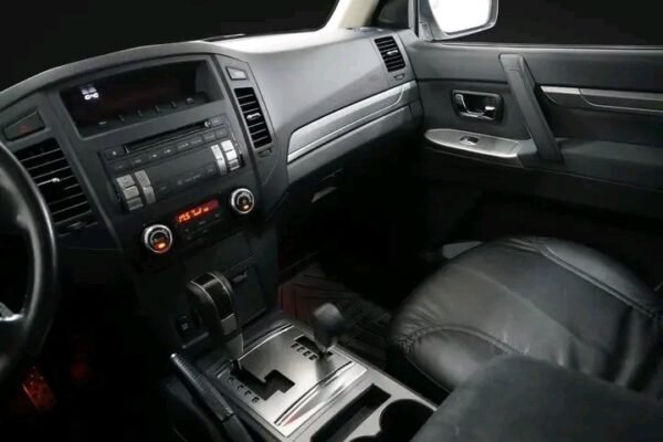 Mitsubishi Pajero - Image 18