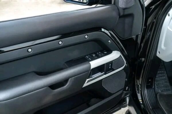 Land Rover Defender – Image 15