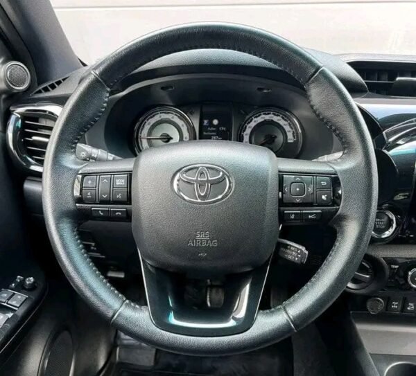 Toyota Hilux – Image 8