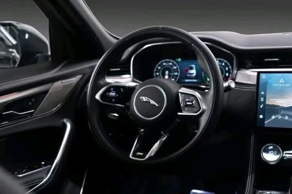 Jaguar F-PACE - Image 2