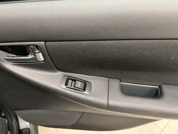 Toyota Corolla – Image 10