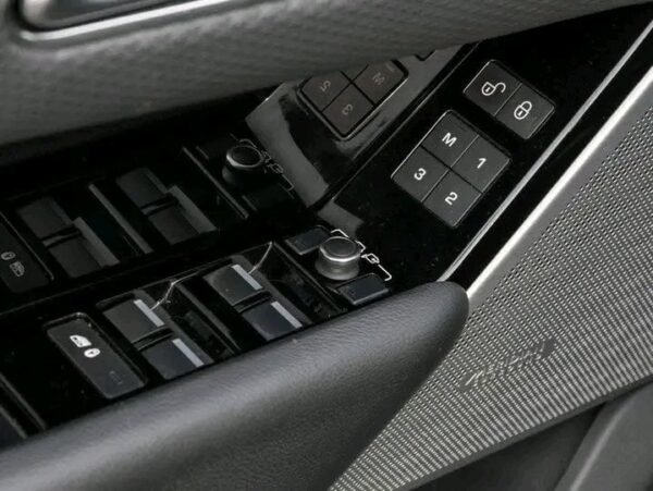 Land Rover Range Rover Velar - Image 16