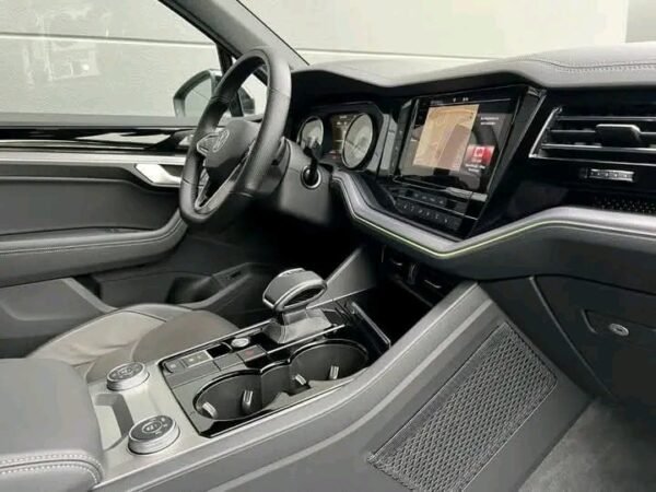 Volkswagen Touareg – Image 20