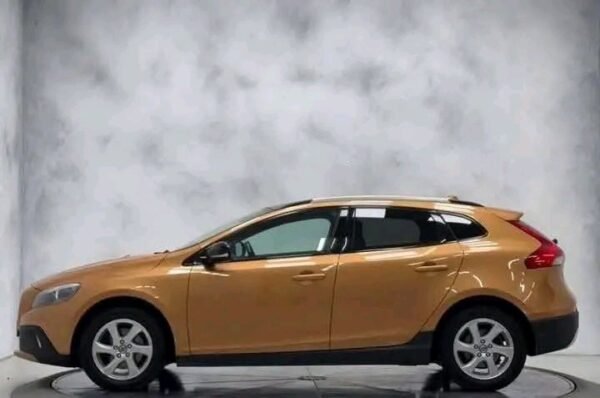 Volvo V40 Cross – Image 18