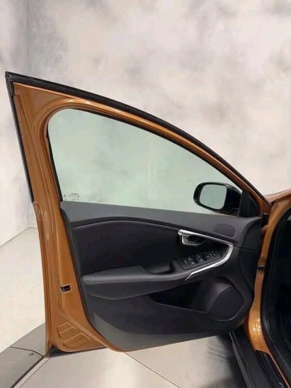 Volvo V40 Cross – Image 20
