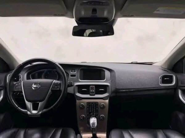 Volvo V40 Cross – Image 13