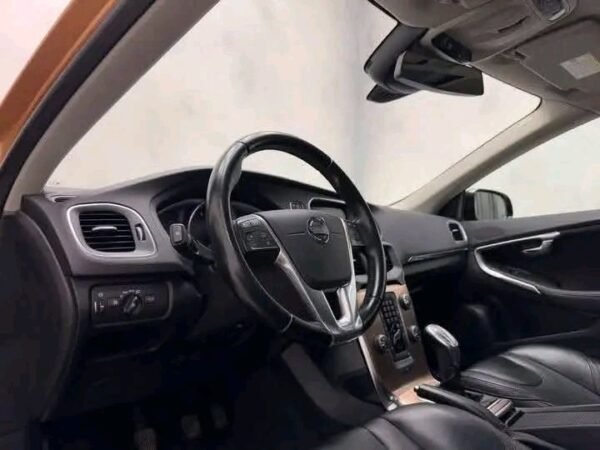 Volvo V40 Cross – Image 9