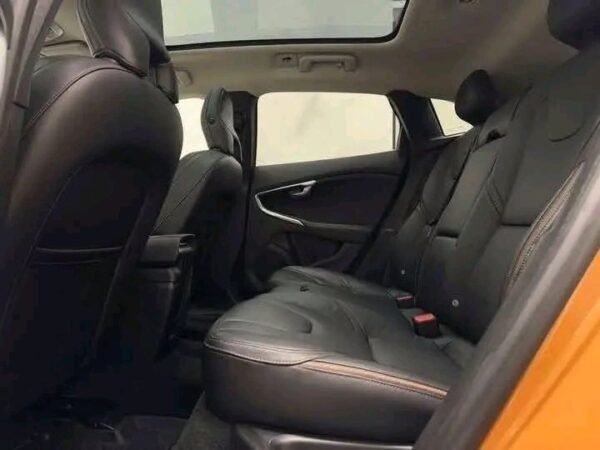 Volvo V40 Cross – Image 8