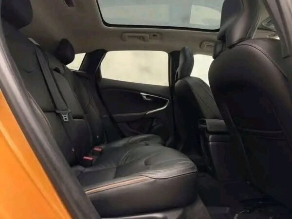 Volvo V40 Cross – Image 15