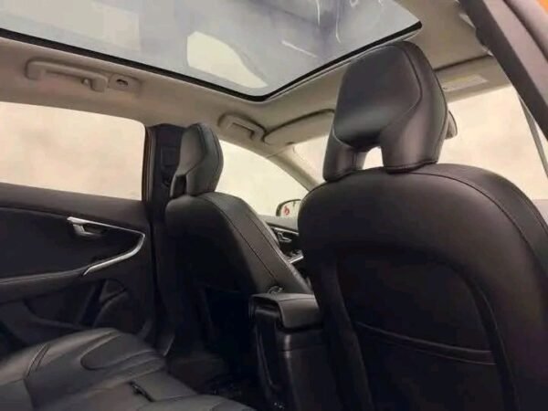 Volvo V40 Cross – Image 2