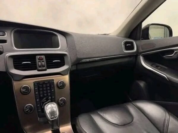 Volvo V40 Cross – Image 19