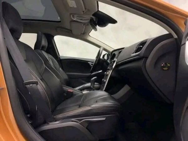 Volvo V40 Cross – Image 11