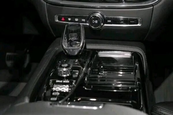 Volvo V60 T8 AWD – Image 45