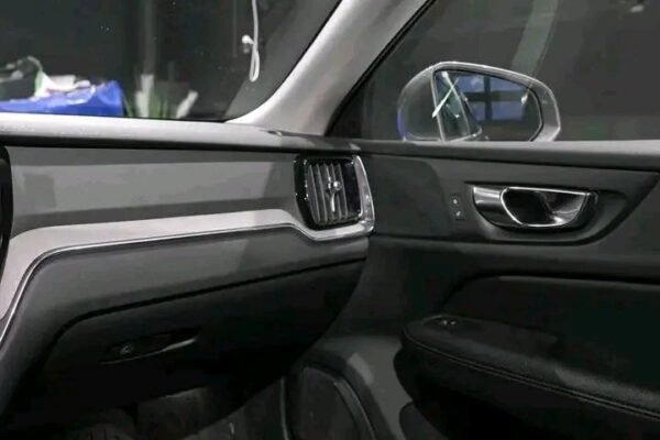 Volvo V60 T8 AWD – Image 2
