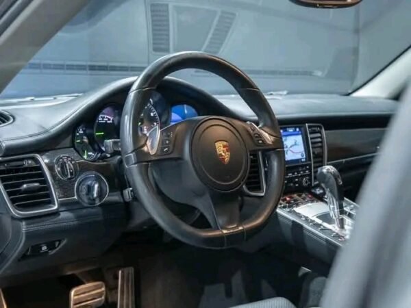 Porsche Panamera – Image 8
