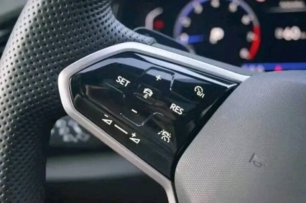 VOLKSWAGEN T-ROC – Image 24
