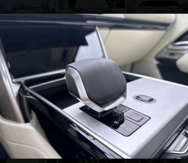 Land Rover Vogue 2025 – Image 2