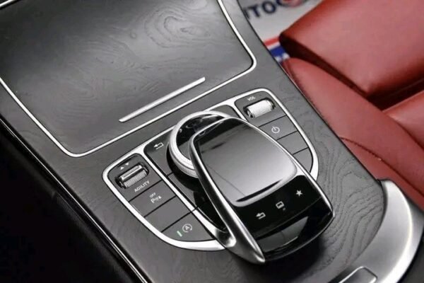 Mercedes-Benz C-Class – Image 22