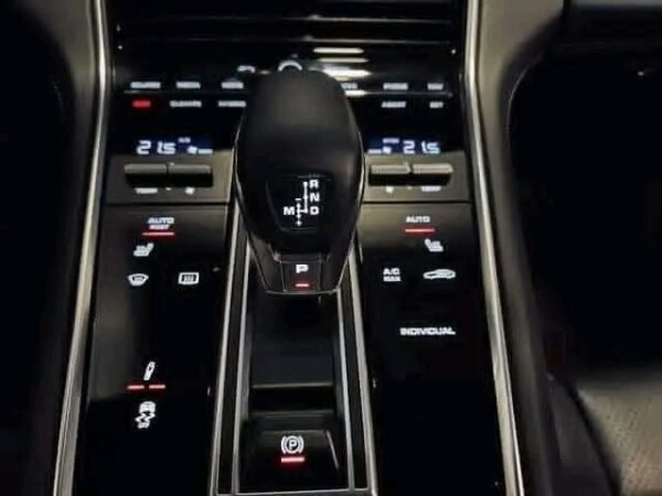 Porsche Panamera 4 – Image 21