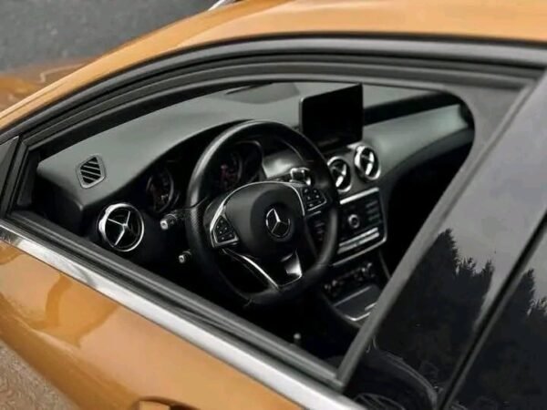 MERCEDES-BENZ GLA 180